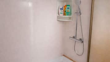 Douche, sèche-cheveux, serviettes fournies, savon