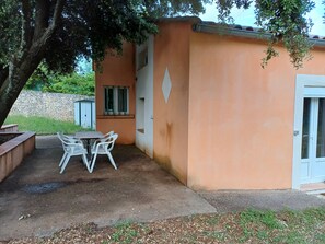Outdoor dining - The little Nîmes House (Nîmes)