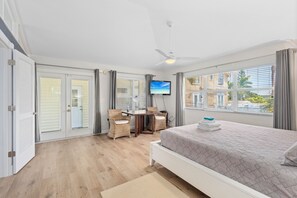 4 室のベッドルーム、デスク、アイロン / アイロン台、旅行用ベビーベッド