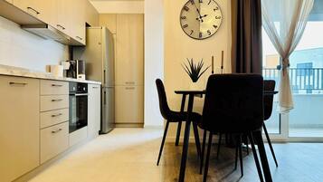 Fridge, oven, stovetop, cookware/dishes/utensils