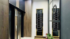 Een moderne lift met een digitaal scherm waarop verdiepingen en bereik worden weergegeven.