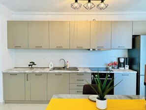 Jääkaappi, uuni, liesi, keittoastiat/astiat/ruokailuvälineet