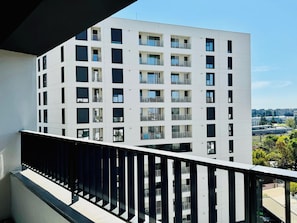 Un edificio moderno de varios pisos con un balcón.