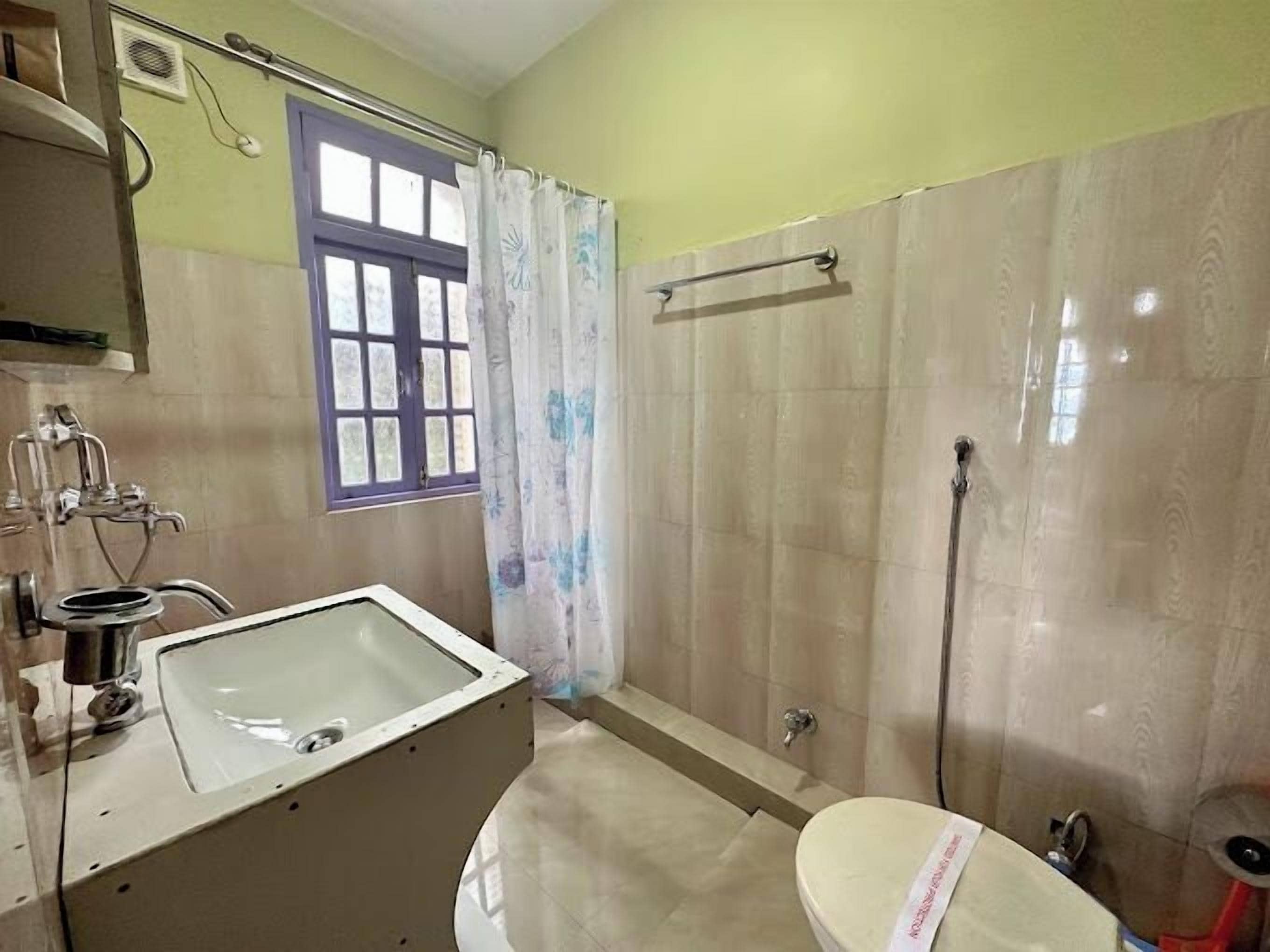 Ducha, toallas, jabón, shampoo