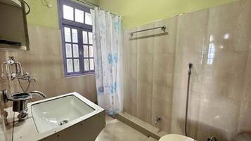 Ducha, toallas, jabón, shampoo