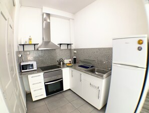 Private kitchen - Great 2BD + 2bth With Balcony in Gracia Virreina (Barcelona)