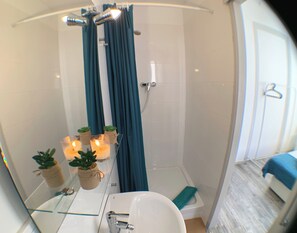 Haartrockner, HandtĂŒcher, Seife, Toilettenpapier
