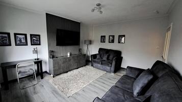 Apartment | Living area | Flat-screen TV