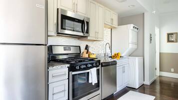 Fridge, oven, stovetop, cookware/dishes/utensils