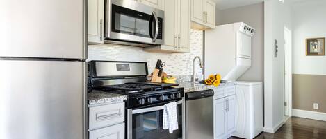 Réfrigérateur, four, plaque de cuisson