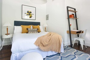 2 habitaciones, escritorio, tabla de planchar con plancha y wifi