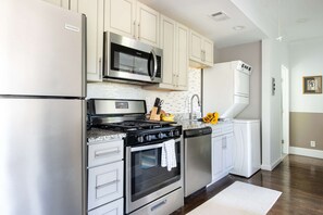 Réfrigérateur, four, plaque de cuisson