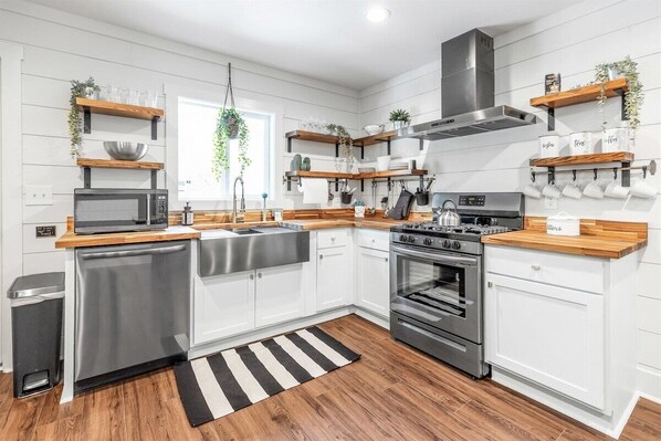 Fridge, microwave, oven, stovetop - Creekside Cottage– Historic Water-View Cottage (Helen)