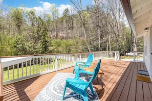 Terrace/patio - Creekside Cottage– Historic Water-View Cottage (Helen)