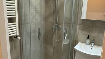 Apartment | Bathroom | Shower, hair dryer, towels, toilet paper