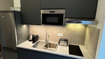 Apartamento | Cozinha privada | Geladeira, micro-ondas, fogão, cooktop
