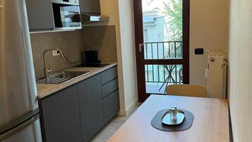 Apartamento | Cozinha privada | Geladeira, micro-ondas, fogão, cooktop