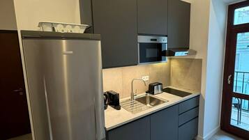 Apartamento | Cozinha privada | Geladeira, micro-ondas, fogão, cooktop