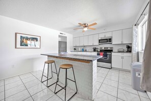 Fridge, microwave, oven, stovetop - Fillmore Unit 6 Summa (Cape Canaveral)