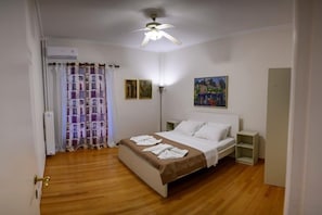 2 bedrooms, iron/ironing board, WiFi, bed sheets - Lecabetus view apartment (Athina)