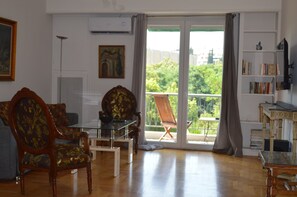 Living area - Lecabetus view apartment (Athina)