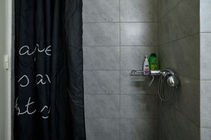 Shower, hair dryer, towels, soap - Lecabetus view apartment (Athina)