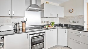 Refrigerador, microondas, horno y lavavajillas 