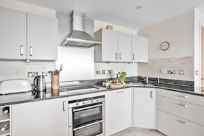 Kühlschrank, Mikrowelle, Ofen, Geschirrspüler