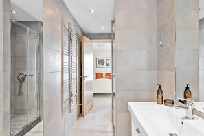 Shower, towels - B6 Masts - Apartment with Sea Views (Torquay)