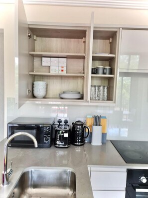 Apartamento | Cozinha privada | Geladeira, micro-ondas, fogão, cooktop