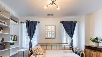 2 bedrooms, iron/ironing board, free WiFi, bed sheets
