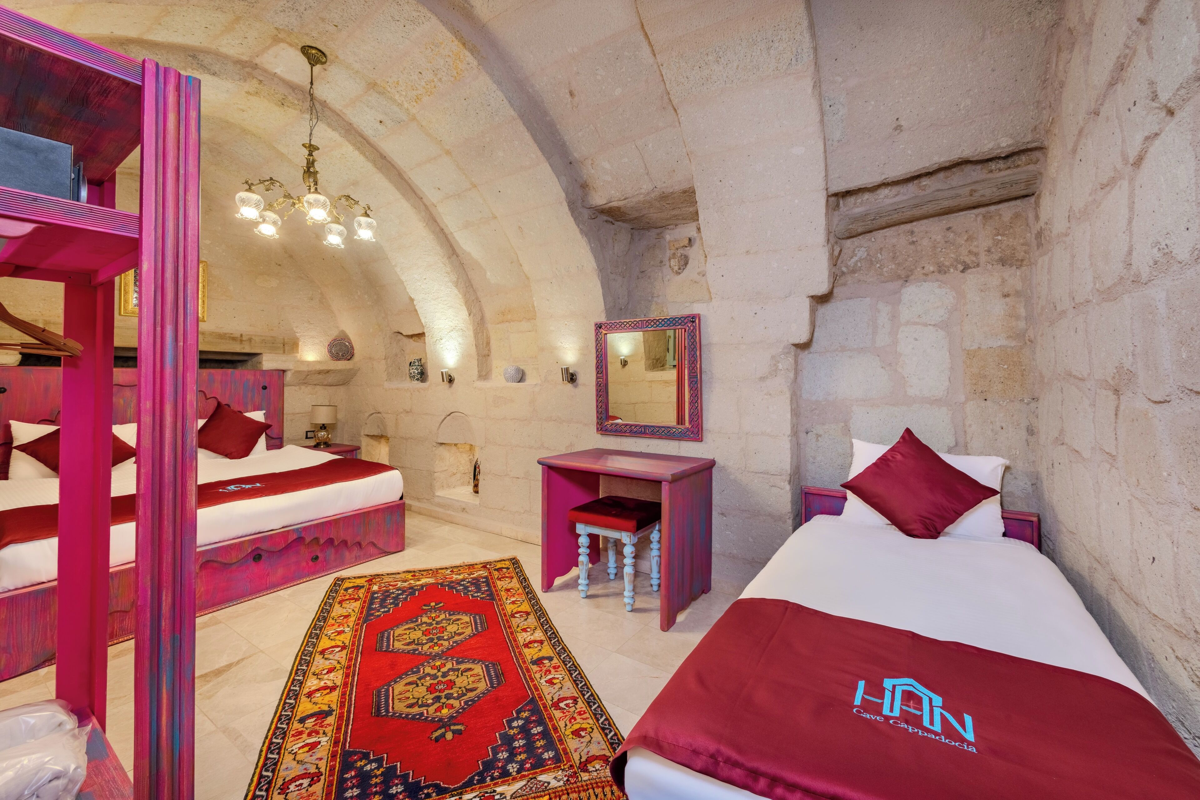 Deluxe Quadruple Room | Peralatan tempat tidur premium, bar mini, peti besi dalam bilik 