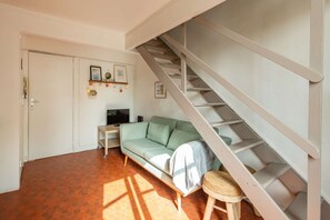 TV - Charming Apartment in the Heart of Versailles (Versailles)