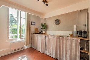 Microwave, coffee/tea maker, cookware/dishes/utensils - Charming Apartment in the Heart of Versailles (Versailles)