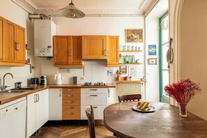 Een koelkast, een microgolfoven, een oven, een kookplaat