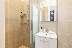 Dusche, Haartrockner, Handtücher