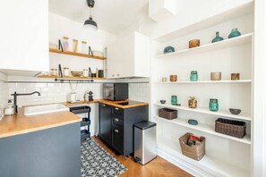 Kühlschrank, Mikrowelle, Ofen, Wasserkocher mit Kaffee-/Teezubehör
