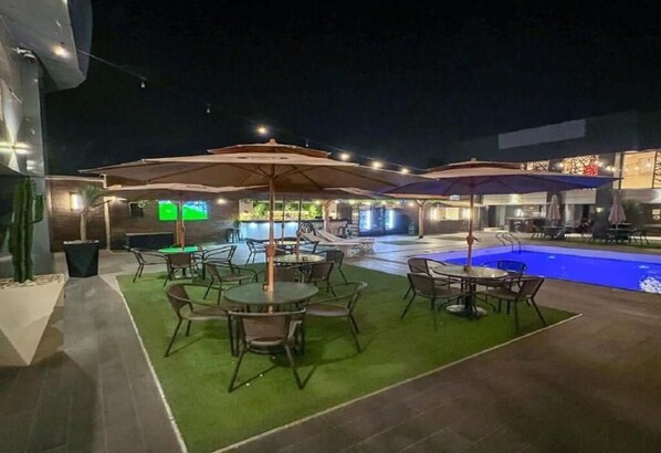 Swim-up bar - Joker Hotel and Suites  (Benin City)