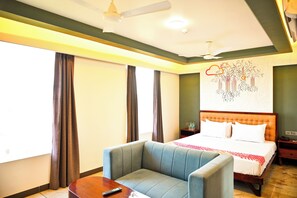 Standard Studio, City View | Desk, iron/ironing board, bed sheets - Ginger Jaipur Ajmer Road (Jaipur)