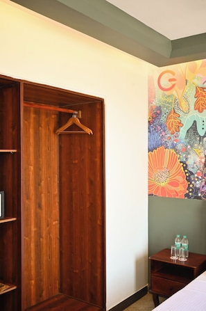 Standard Studio, City View | Desk, iron/ironing board, bed sheets - Ginger Jaipur Ajmer Road (Jaipur)