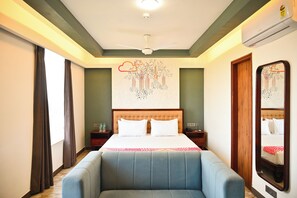 Standaard studio, uitzicht op stad | Een bureau, een strijkplank/strijkijzer, beddengoed