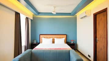 Monolocale Standard, vista città | Una scrivania, ferro/asse da stiro, lenzuola