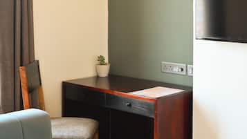 Monolocale Standard, vista città | Una scrivania, ferro/asse da stiro, lenzuola