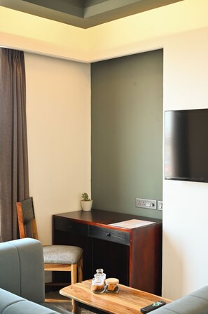 Standard-studio, kaupunkinäköala | Työpöytä, silitysrauta/-lauta, vuodevaatteet