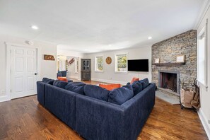 电视、壁炉、桌上足球、办公室