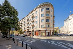 Exterior - Spacious Apartment | Close to Attractions | Smart TV (Warszawa)
