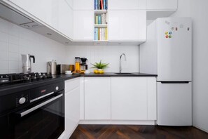 Fridge, oven, stovetop, dishwasher