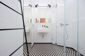 Dusche, Haartrockner, Shampoo