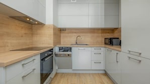 Coffee/tea maker, fridge, microwave, oven