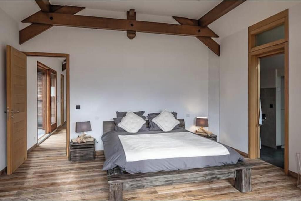 3 soverom, skrivebord, strykejern/-brett og reiseseng for barn